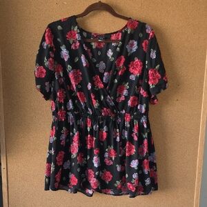 Torrid Floral Peplum Blouse Size 1 US 1X  Black Red Roses Short Sleeve V‑Neck